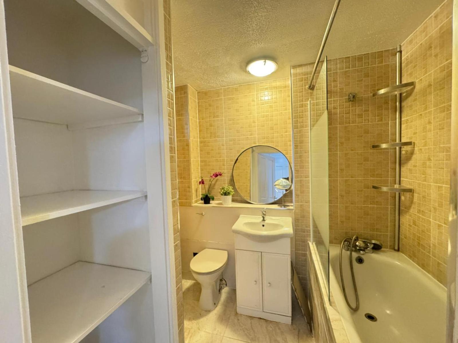 Tks Modern 1bed Flat, Londra